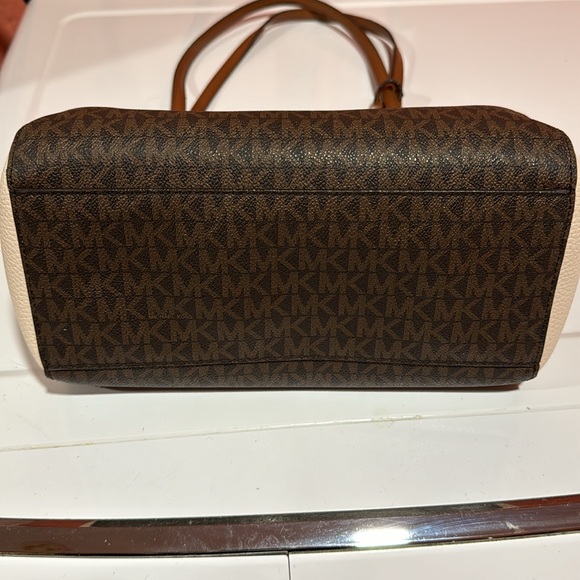 Michael Kors Kimberly  large brown acorn signature logo tote. Mint condition. - Picture 4 of 9